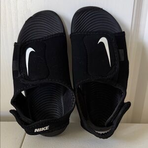 *Nike Kids Black and White Sandals with Hook & Loop Closures (sz 10)